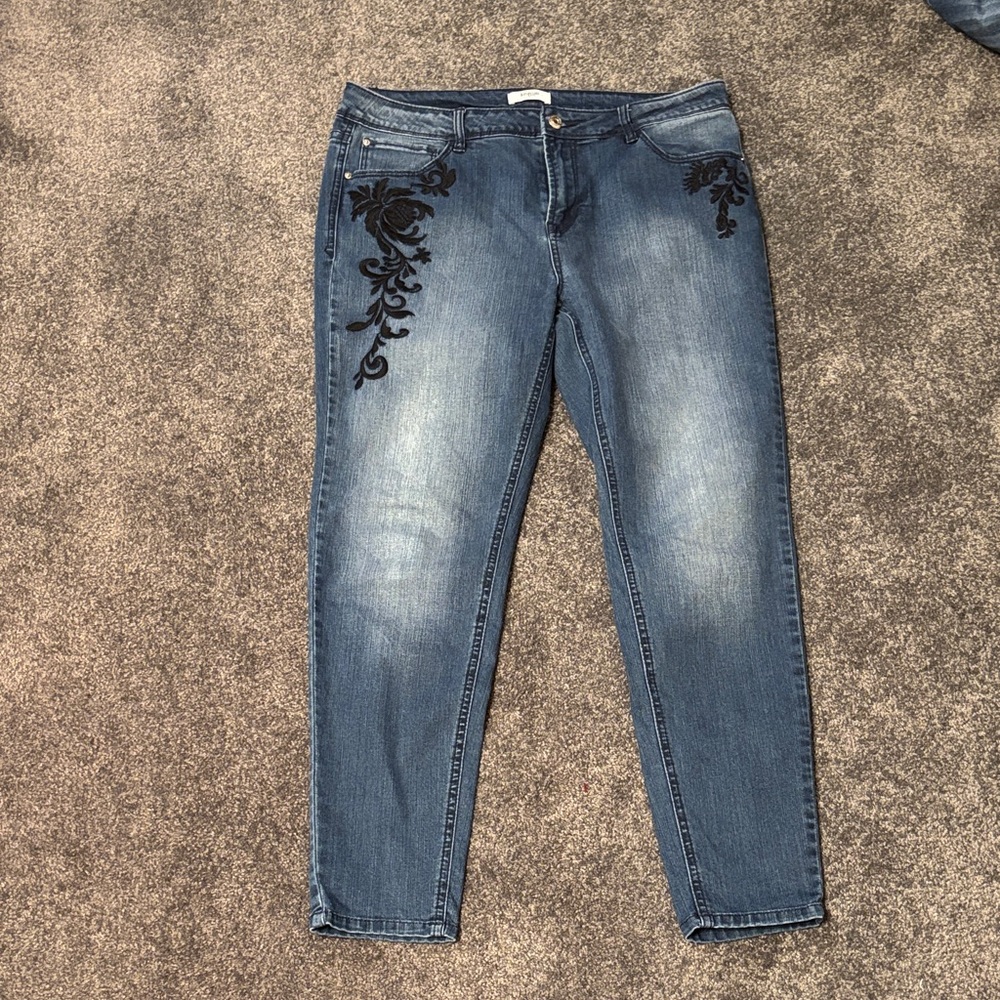 Kensie size 12 Embroidered Blue Women's Jeans. Excellent condition.